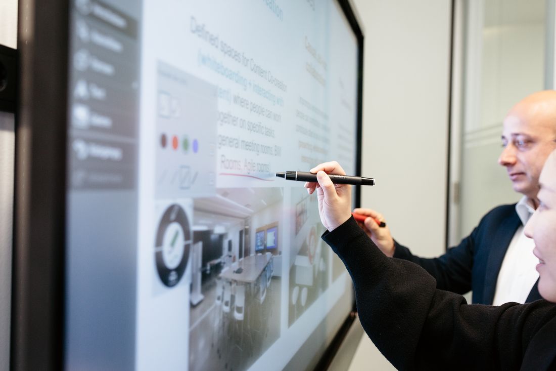 Hands-on training writing with SMART Ink on a display